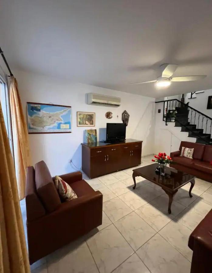 Marias Spacious Aparment Paphos Exterior photo